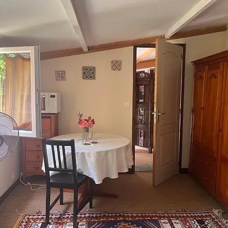 A And Garden Close To Paris Homestay *
