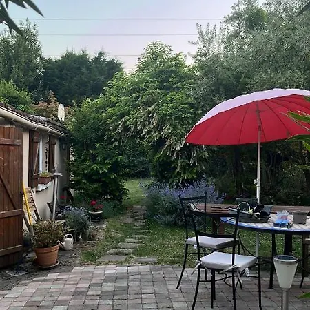 A And Garden Close To Paris